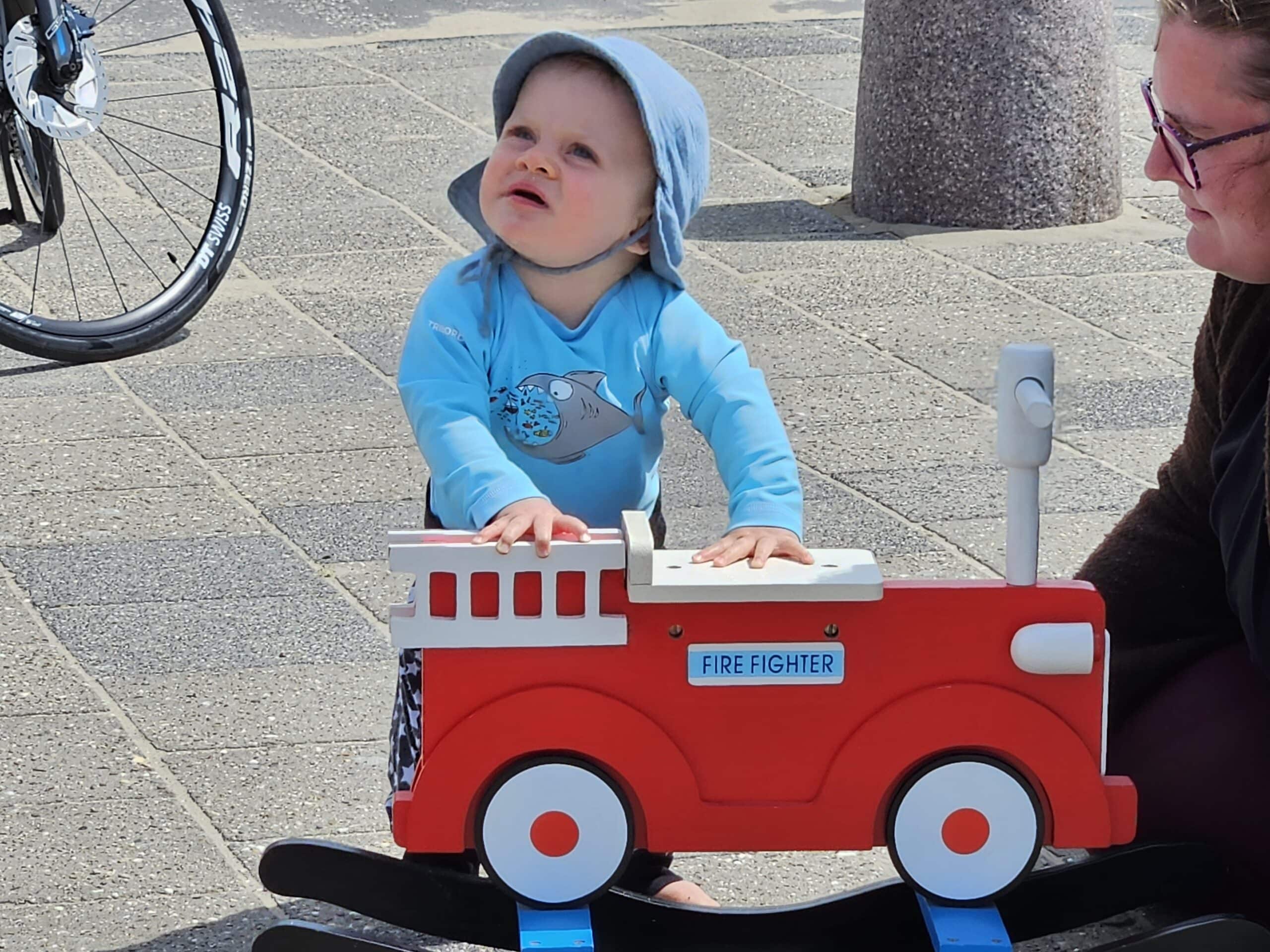 Kindje met brandweerauto burn out brandweer mentale gezondheid jongeren kinderen burn-out klachten. Gratis voorlichting op scholen en onderwijsinstellingen. Training, coaching, workshops duurzame inzetbaarheid en coachend leiderschap voor bedrijven en organisaties.