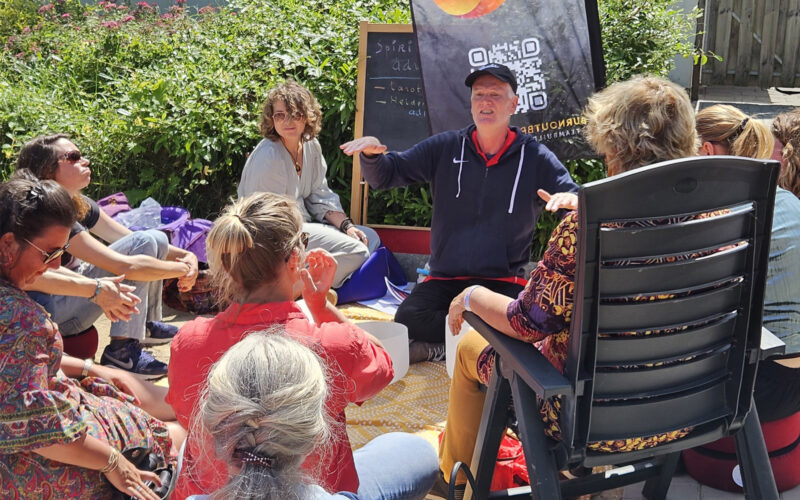 Uitleg over zingeving en spiritualiteit door medewerker van de Burn-Out Brandweer, Ron Malestein. Deze sessie ging over het managen van energie en luisteren naar je gevoel. Door middel van coaching, workshops en trainingen werken wij aan een mentaal en fysiek gezondere mens. Uitleg over zingeving en spiritualiteit door medewerker van de Burn-Out Brandweer, Ron Malestein. Deze sessie ging over het managen van energie en luisteren naar je gevoel. Door middel van coaching, workshops en trainingen werken wij aan een mentaal en fysiek gezondere mens.
