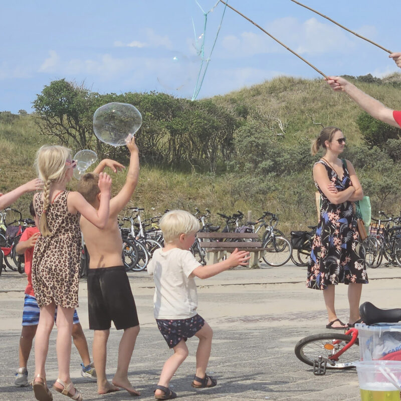 Ontspannende activiteiten voor kinderen organiseert de Burn-Out Brandweer omdat wij als missie hebben de jeugd een mentaal gezonde toekomst te geven. Bellen blazen helpt om je gedachten even opzij te zetten en werkt meditatief. De Burn-Out Brandweer wil graag dat de jongere generatie mentaal gezonder gaat worden.